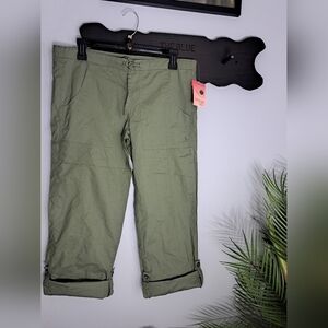 Danskin Now Green Capri Pant NWT  Size Small